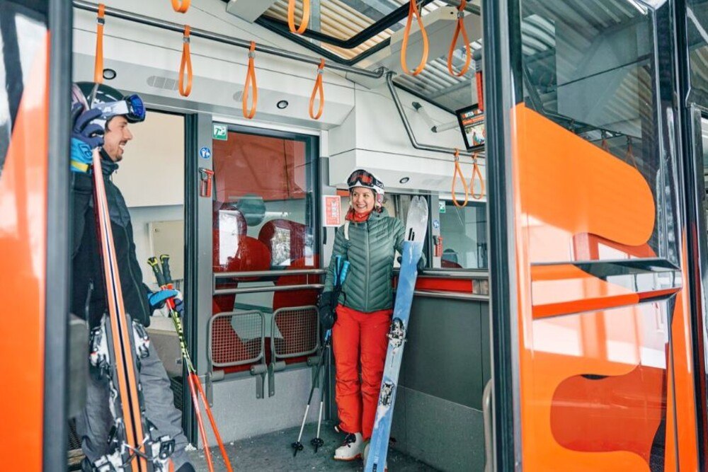 © Thomas Sattler Skifahrer in einem öffentlichen Verkehrsmittel