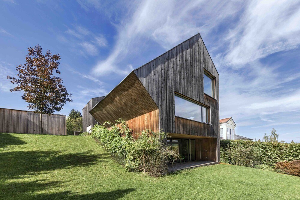 © Velux
Heute, über zehn Jahre nach Abschluss des Baus, erfüllt das "Sunlighthouse" als internationales Vorzeigeprojekt weiterhin den neuesten Stand der Technik.
Heute, über zehn Jahre nach Abschluss des Baus, erfüllt das "Sunlighthouse" als internationales Vorzeigeprojekte weiterhin den neuesten Stand der Technik.