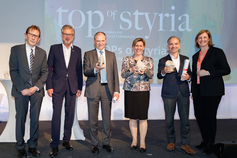 © Photodesign Schiffer
v.l.: Martin Novak (Top of Styria-Chefredakteur), Wirtschaftskammer-Direktor Karl-Heinz Dernoscheg, Georg Feith (Stoelzle Glass Group), Huberta Eder-Karner (Breitenfeld-Edelstahl), Martin Hagleitner (Austria Email), Wirtschaftslanderätin Barbara Eibinger-Miedl
Top of Styria 2022 Kategorie "Produktion"