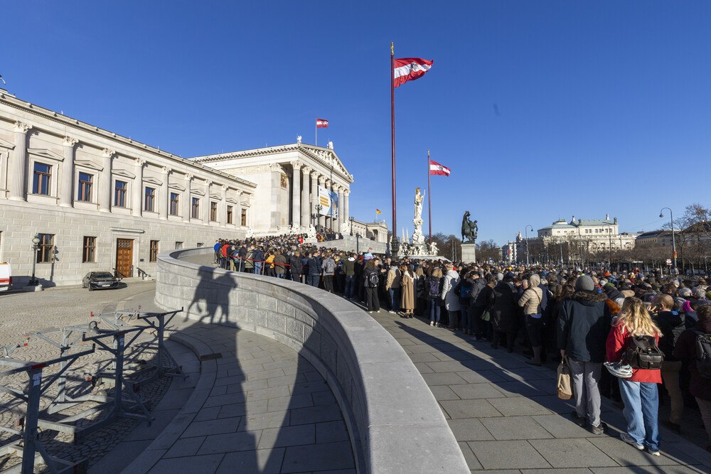 © Parlamentsdirektion
Die sanierten Parlamentsgebäudes in Wien erstrahlt in neuem Glanz und zog während der Tage der offenen Tür tausende Besucher an.
Renoviertes Parlament in Wien