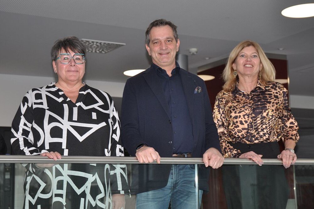© mh
WE-Chefin Heidemarie Skrdla (links) und die frischgebackene steirische Landesgremialobfrau Barbara Mannsberger sind die Stellvertreterinnen des neuen Bundesgremialobmanns Wolfgang Streißnig, der seit 2019 Kärntner Landesgremialobmann ist.
Der neue Bundesgremialobmann Streißnig mit seinen Stellvertreterinnen Skrdla und Mannsberger