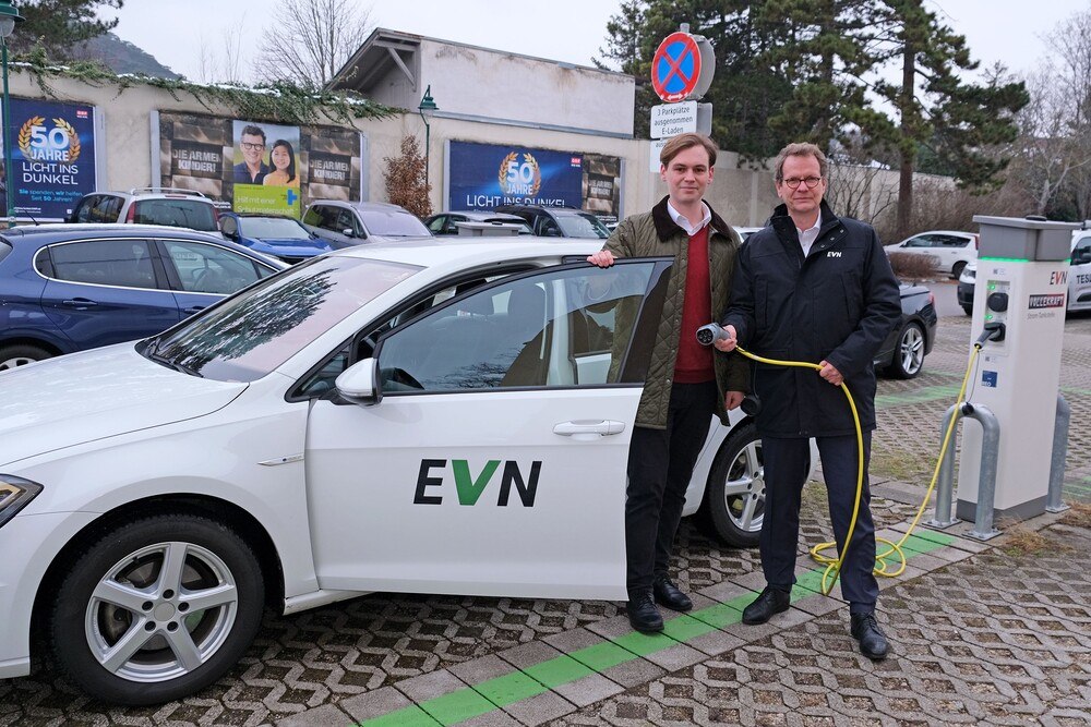 © Stadtgemeinde Mödling / Boeger
Stadtrat Otto Rezac (l.) und EVN Vorstandssprecher Stefan Szyszkowitz.
Stadtrat Otto Rezac (l.) und EVN Vorstandssprecher Stefan Szyszkowitz.