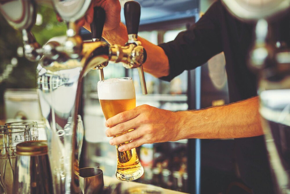 © iStock / Getty Images Plus / 6okean Bier wird gezapft
