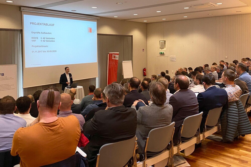 © IFB
Die Referent*innen des IFB-Symposiums informieren über Aktuelles aus Flachdachbau und Bauwerksabdichtung.
Die Referent*innen des IFB-Symposiums informieren über Aktuelles aus Flachdachbau und Bauwerksabdichtung.