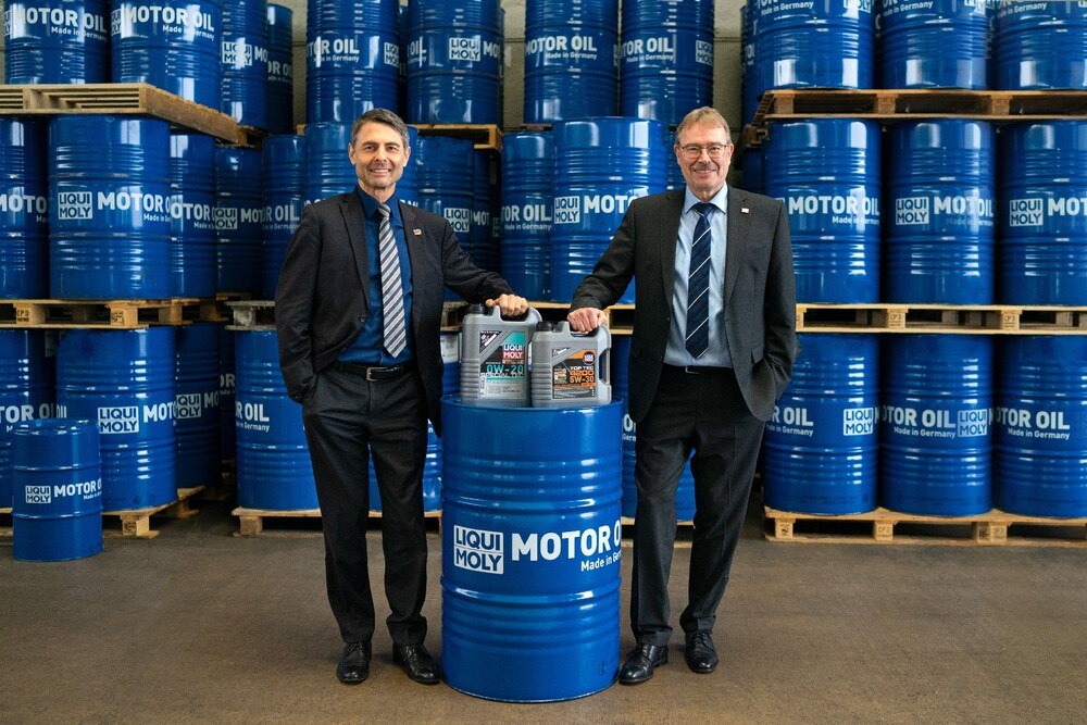 © Liqui Moly
Das Geschäftsführerduo Günter Hiermaier (r.) und Uli Weller steuern Liqui Moly gemeinsam auf Wachstumskurs.
Das Geschäftsführerduo Günter Hiermaier (r.) und Uli Weller steuern Liqui Moly gemeinsam auf Wachstumskurs.