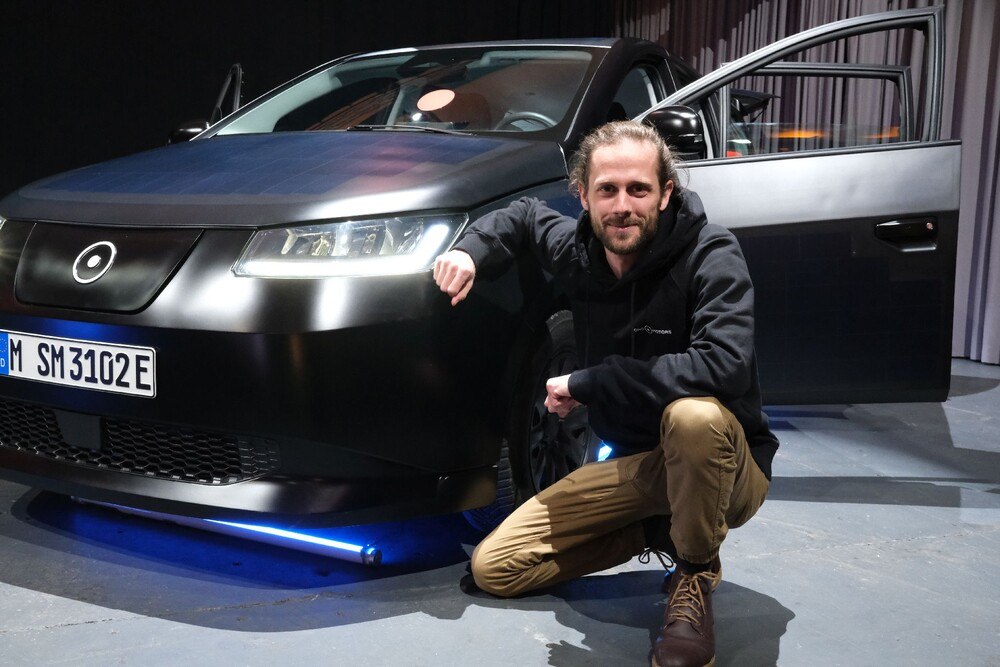 © Peter Seipel
Christian Hornschuch, Teamleiter Solar-Leistungselektronik und Produktentwicklungsverantwortlicher bei Sono Motors.
Christian Hornschuch, Teamleiter Solar-Leistungselektronik und Produktentwicklungsverantwortlicher bei Sono Motors.