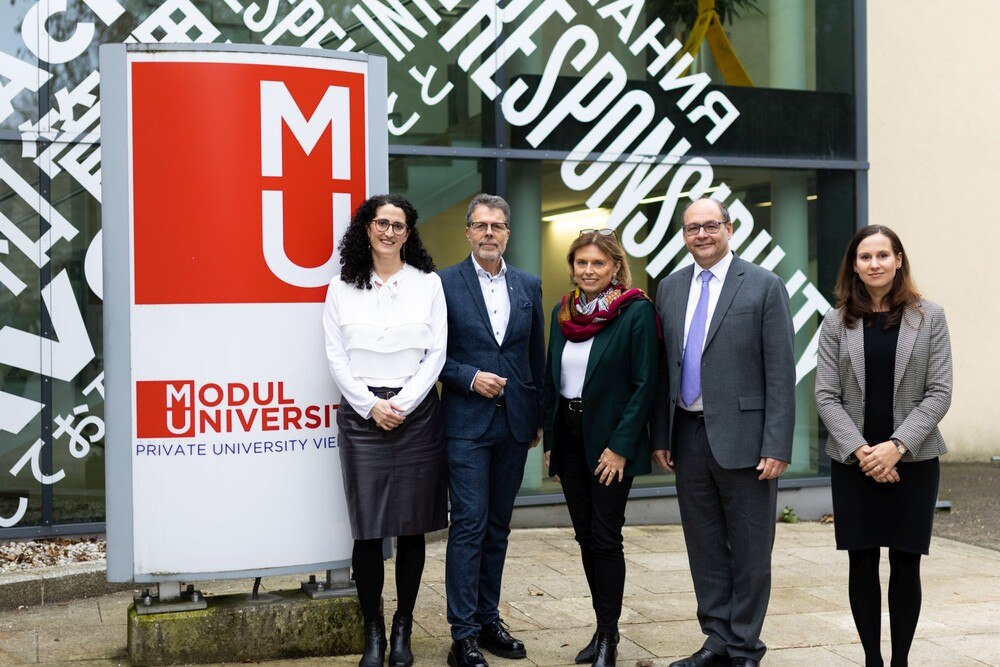 © BMAW/BKA/Dunker
v. l.: Astrid Dickinger, Professorin Modul Universität, ÖHV-Präsident Walter Veit, Susanne Kraus-Winkler, Staatssekretärin für Tourismus, Karl Wöber, Präsident Modul Universität, Marion Garaus, Professorin Modul Universität
v. l.: Astrid Dickinger, Professorin Modul Universität, ÖHV-Präsident Walter Veit, Susanne Kraus-Winkler, Staatssekretärin für Tourismus, Karl Wöber, Präsident Modul Universität, Marion Garaus, Professorin Modul Universität