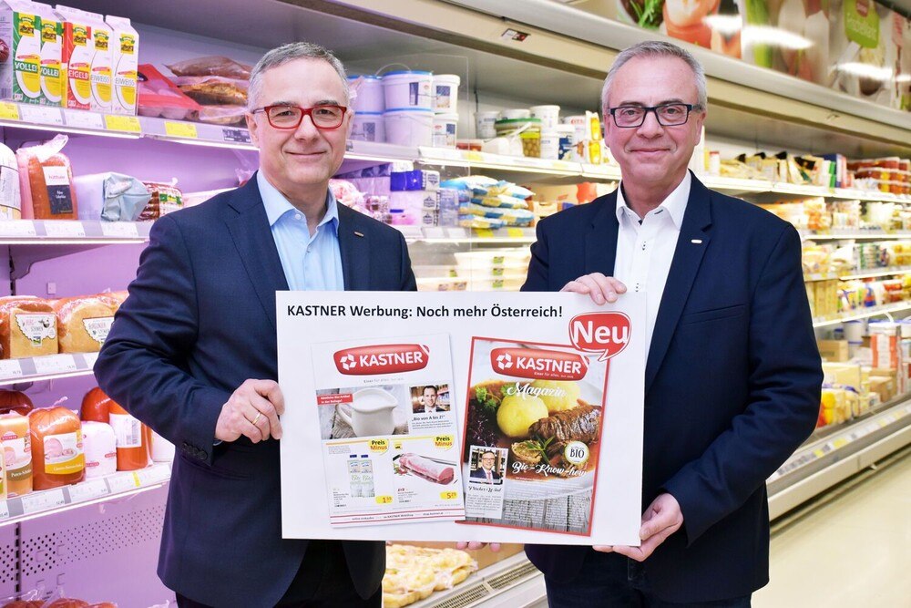 © Kastner Christof Kastner (Geschäftsführender Gesellschafter KASTNER) und Prok. Alfred Hackl (Vertriebsleiter KASTNER Abholmärkte und Gastrodienst) freuen sich über den neuen Werbeauftritt.