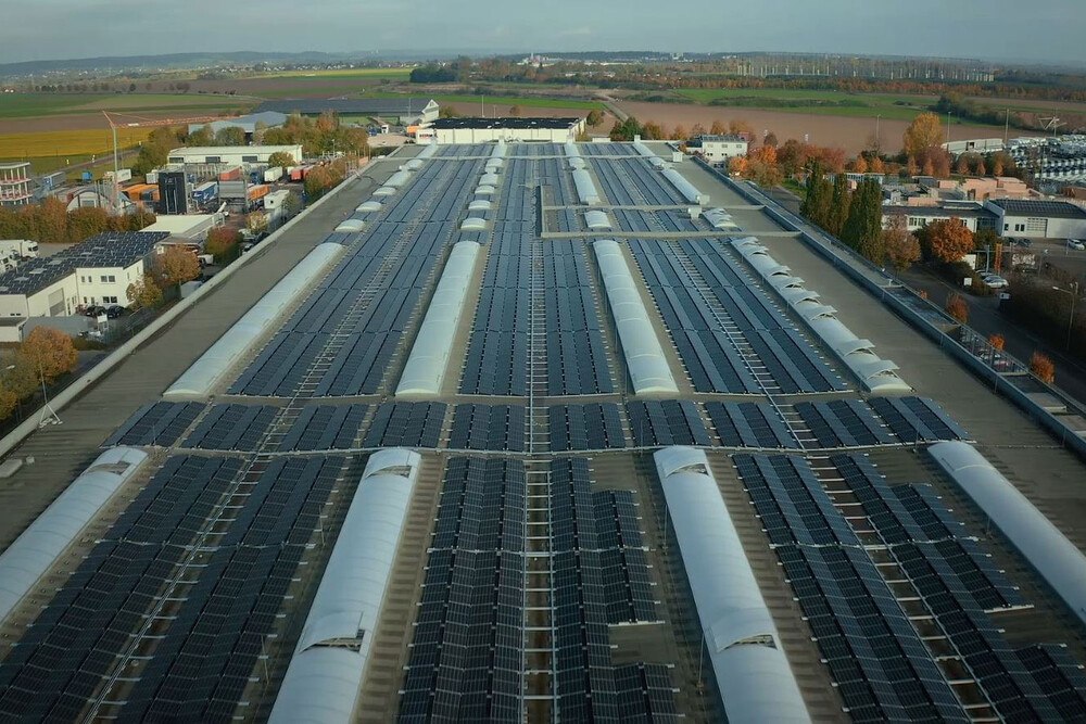 © Sedak
Sedak hat die Photovoltaik-Anlage auf seinen Hallen erweitert: Der jährliche Ertrag liegt jetzt bei rund 1,7 Mio. kWh pro Jahr.
Sedak hat die Photovoltaik-Anlage auf seinen Hallen erweitert: Der jährliche Ertrag liegt jetzt bei rund 1,7 Mio. kWh pro Jahr.