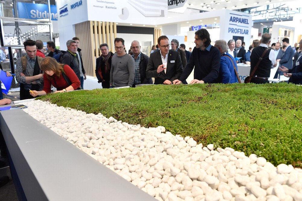 © Messe München / Studio Loske
Fünf Leitthemen ziehen sich wie ein – in diesem Fall – grüner Faden durch die BAU 2023.
Fünf Leitthemen ziehen sich wie ein – in diesem Fall – grüner Faden durch die BAU 2023.