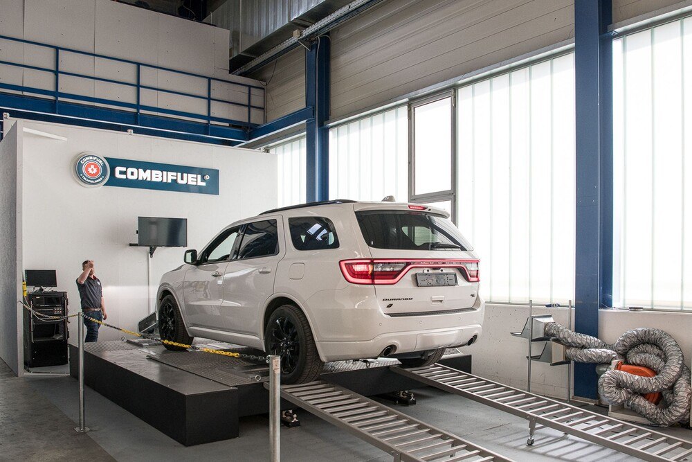 © CombiFuel
Ein auf LPG umgerüsteter Dodge Durango auf dem Prüfstand.
Ein auf LPG umgerüsteter Dodge Durango auf dem Prüfstand.