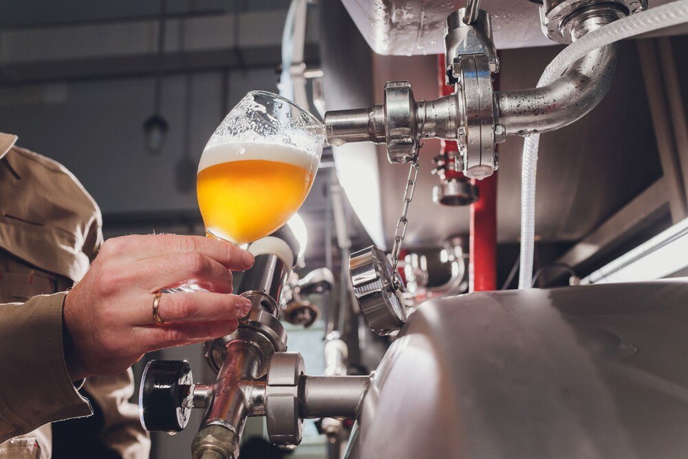 © iStock / Getty Images Plus / Vershinin Bier vom Tank