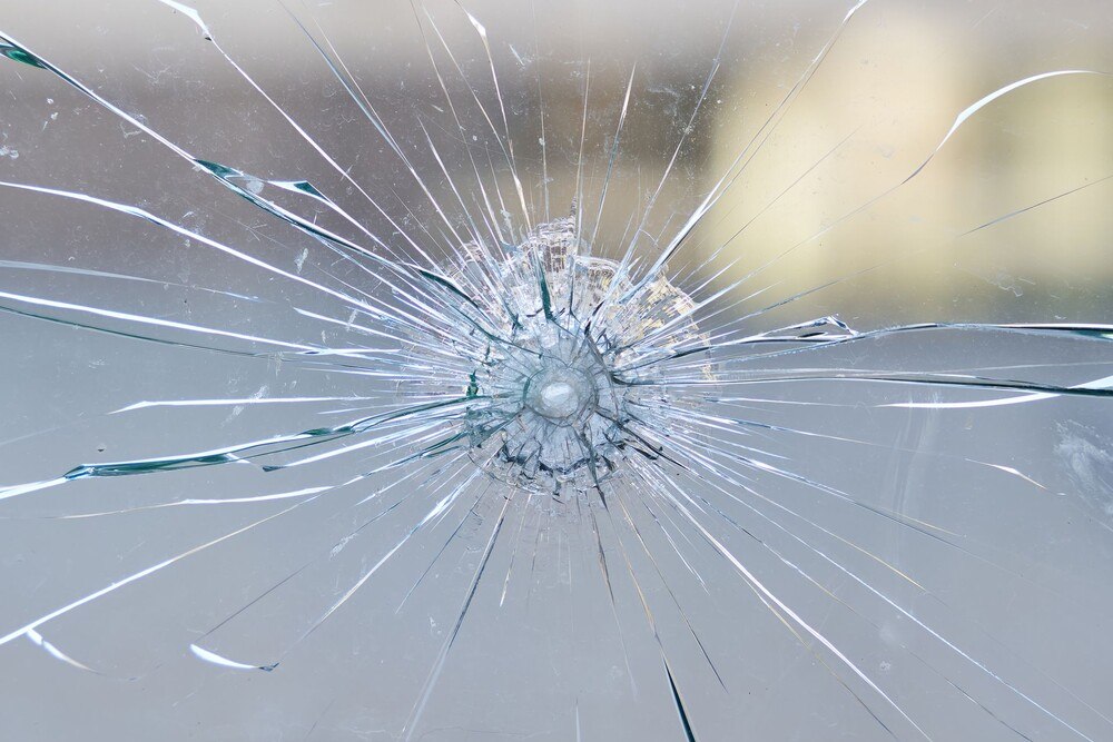 © iStock / Getty Images Plus / Heiko119 Zerbrochene Fensterscheibe