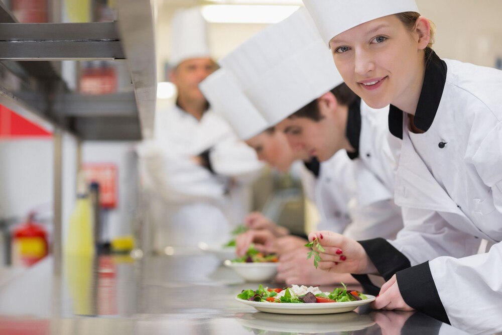 © iStock / Getty Images Plus / Wavebreakmedia Lehrlinge in der Küche