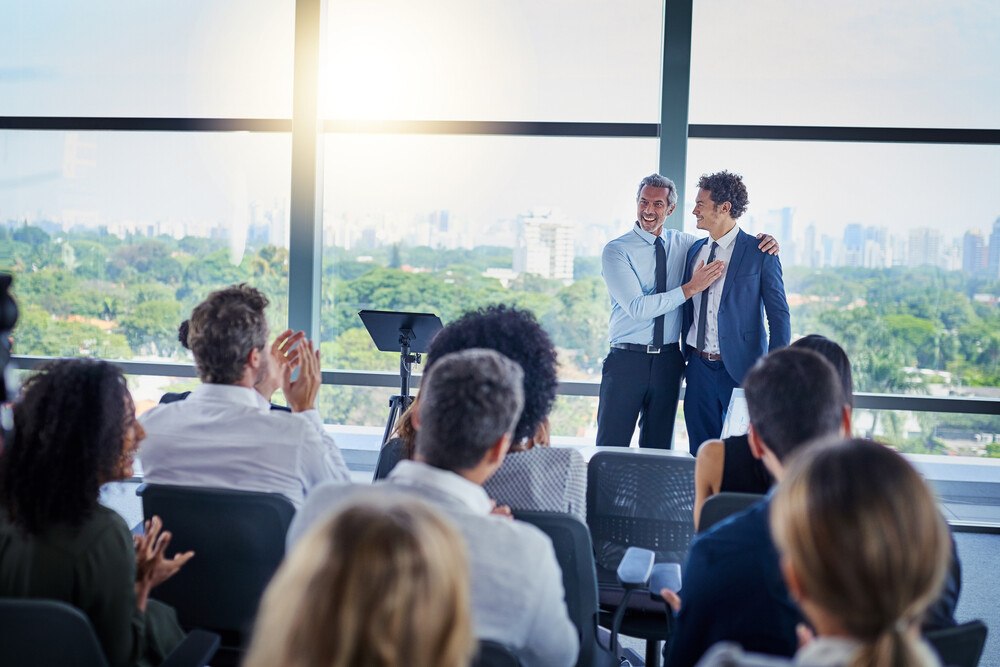 © PeopleImages / iStock / Getty Images Plus via Getty Images Mitarbeiter motivieren und respektieren