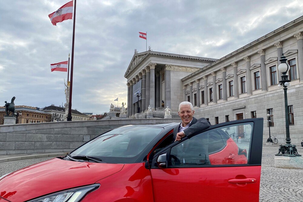 © Gerhard Lustig
Gerhard Lustig vor dem Parlament in Wien
Gerhard Lustig vor dem Parlament in Wien