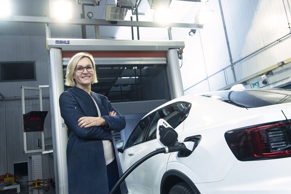 © Mahle
Jumana Al-Sibai, Mitglied der Mahle Geschäftsführung, ist verantwortlich für den Geschäftsbereich Thermomanagement und den Klimawindkanal.
Jumana Al-Sibai, Mitglied der Mahle Geschäftsführung, ist verantwortlich für den Geschäftsbereich Thermomanagement und den Klimawindkanal.