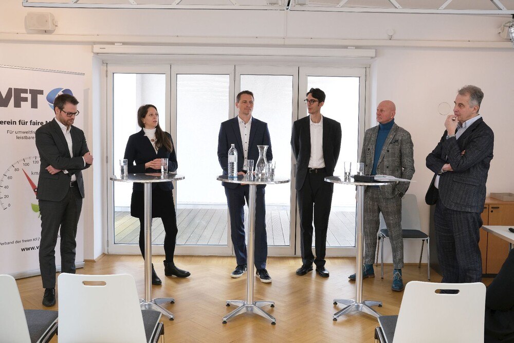 © Peter Seipel
Fabian Heuken (Roland Berger Automotive), Dora Szalay (e-Fuel Alliance Österreich), Oliver Danninger (accillium), Reiner Reinbrech (BMK), Elmar Schmarl (Landesinnungsmeister Tirol), Walter Birner (VFT) (v.l.) diskutierten die Herausforderungen und Chancen für den freien Reparatursektor.
Fabian Heuken (Roland Berger Automotive), Dora Szalay (e-Fuel Alliance Österreich), Oliver Danninger (accillium), Reiner Reinbrech (BMK), Elmar Schmarl (Landesinnungsmeister Tirol), Walter Birner (VFT) (v.l.) diskutierten die Herausforderungen und Chancen für den freien Reparatursektor.