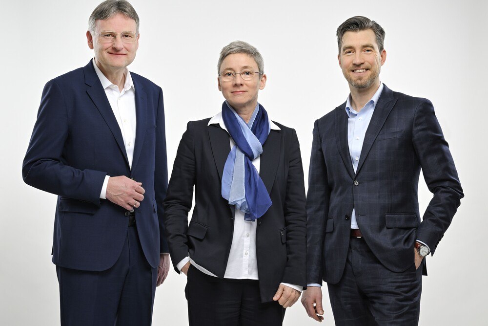 © AIT Johannes Zinner
Andreas Kugi (Geschäftsführer für wissenschaftliche Exzellenz) Brigitte Bach (Sprecherin der Geschäftsführung) Alexander Svejkovsky (Geschäftsführer Finanzen, Prozesse, Administration) (v.l.).
Andreas Kugi (Geschäftsführer für wissenschaftliche Exzellenz) Brigitte Bach (Sprecherin der Geschäftsführung) Alexander Svejkovsky (Geschäftsführer Finanzen, Prozesse, Administration) (v.l.).