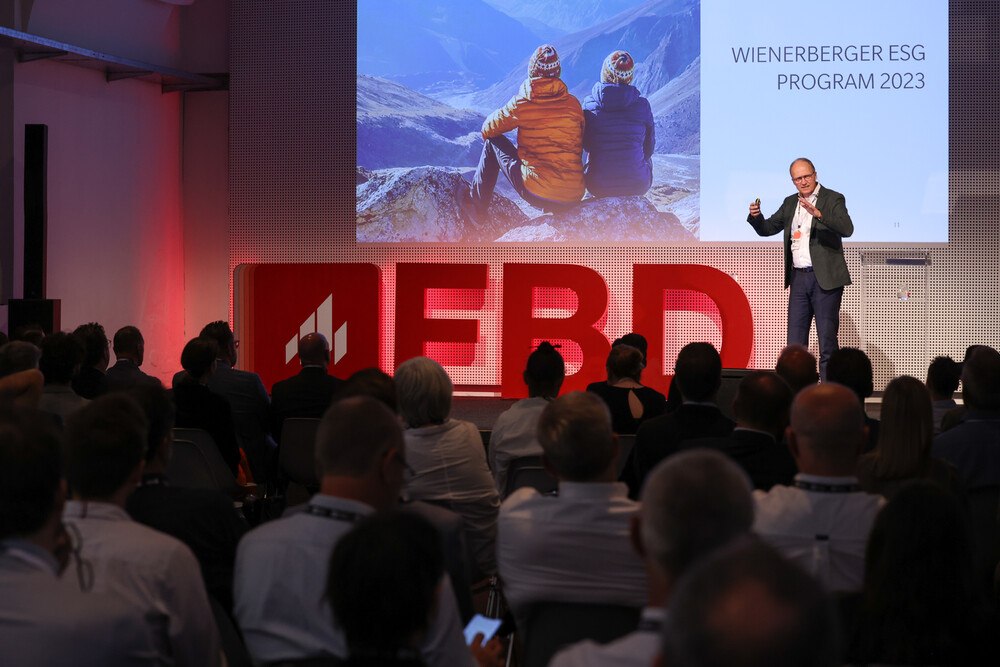 © Katharina Schiffl
Unter dem Motto "Building Future Together" hat Wienerberger im Jahr 2021 die "Future Brick Days" als Event-Serie ins Leben gerufen. Am 25. April 2023 findet die dritte Veranstaltung in Wien statt.
Unter dem Motto "Building Future Together" hat Wienerberger im Jahr 2021 die "Future Brick Days" als Event-Serie ins Leben gerufen. Am 25. April 2023 findet die dritte Veranstaltung in Wien statt.