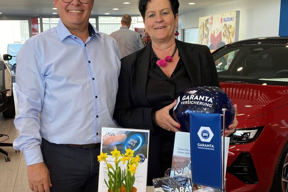 © Gerster
Christoph Gerster (GF Auto Gerster GmbH) mit Sieglinde Kaufmann (Garanta Kfz-Zulassungsstelle, Autohaus Gerster).
Christoph Gerster (GF Auto Gerster GmbH) mit Sieglinde Kaufmann (Garanta Kfz-Zulassungsstelle, Autohaus Gerster).