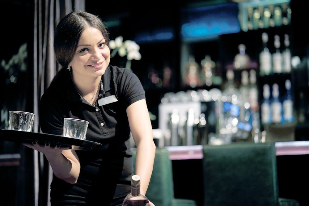 © iStock / Getty Images Plus / Igor Vershinsky Praktikantin im Restaurant