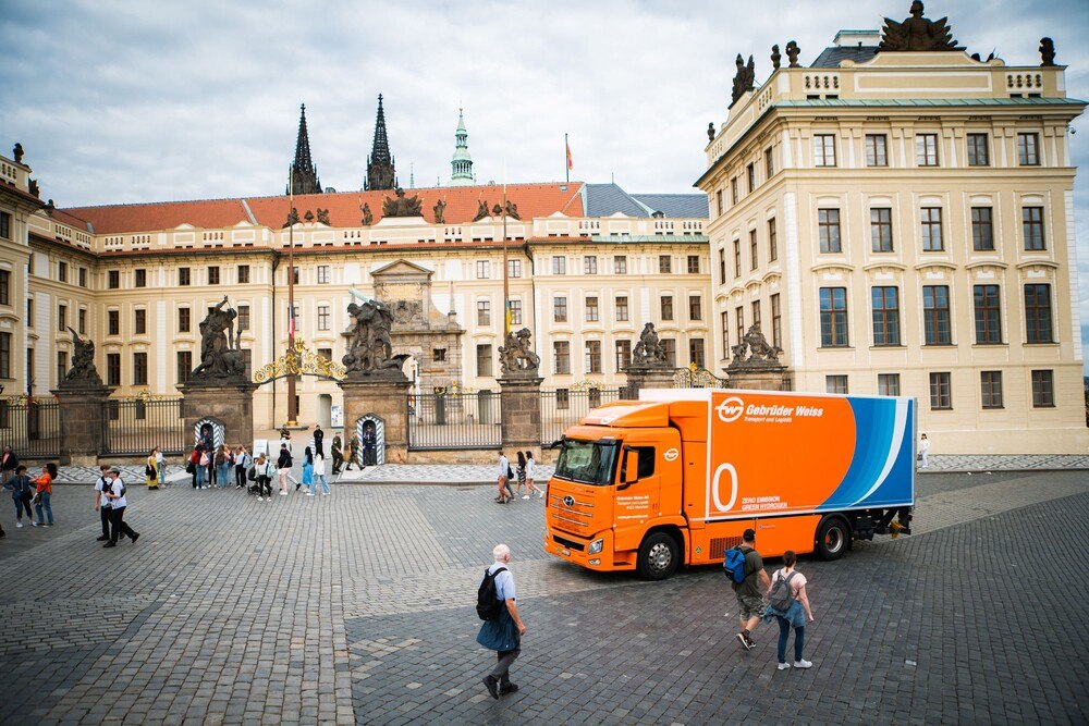 © Gebrüder Weiss
Gebrüder Weiss will weiter in die Wasserstoff-Technologie investieren. Der firmeneigene H2-Lkw absolvierte 2022 erfolgreich einen Langstreckentest nach Prag.
Gebrüder Weiss will weiter in die Wasserstoff-Technologie investieren. Der firmeneigene H2-Lkw absolvierte 2022 erfolgreich einen Langstreckentest nach Prag.