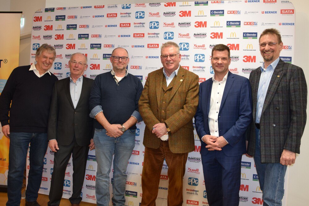 © 4rad Werbeagentur
Franz Ofer (Leiter des Kompetenz-Centers Lack und Karosserie), Arthur Clark (ehem. BIM), Günter Blümel (LIM-Stv. Wien), Manfred Kubik (BIM Stv.), Alexander Bayer (Leitung technisches Büro des VVO), Georg Ringseis (LIM Wien) (v.l.).
Franz Ofer (Leiter des Kompetenz-Centers Lack und Karosserie), Arthur Clark (ehem. BIM), Günter Blümel (LIM-Stv. Wien), Manfred Kubik (BIM Stv.), Alexander Bayer (Leitung technisches Büro des VVO), Georg Ringseis (LIM Wien) (v.l.).