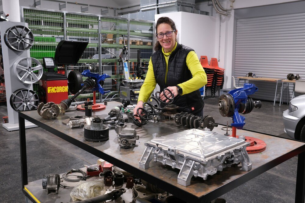 © Peter Seipel
Techniktrainerin Sonja Liebl in der Automotive Akademie
Techniktrainerin Sonja Liebl in der Automotive Akademie