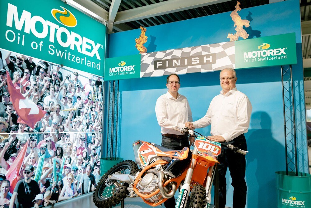 © Motorex
Ronald Kabella (rechts) reicht nach vielen Jahren an der Spitze der Business Unit den Staffelstab weiter an Andreas Vetter, den künftigen Head of Powersports bei Motorex.
Ronald Kabella (rechts) reicht nach vielen Jahren an der Spitze der Business Unit den Staffelstab weiter an Andreas Vetter, den künftigen Head of Powersports bei Motorex.