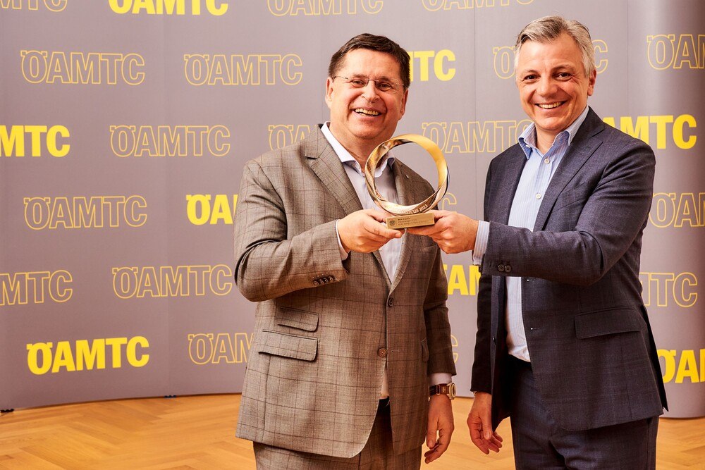 © ÖAMTC
Andreas Kostelecky, Geschäftsführer MG Motor, freut sich über den Doppelsieg seiner Marke, ÖAMTC Direktor Oliver Schmerold gratuliert (v.l.).
Andreas Kostelecky, Geschäftsführer MG Motor, freut sich über den Doppelsieg seiner Marke, ÖAMTC Direktor Oliver Schmerold gratuliert (v.l.).