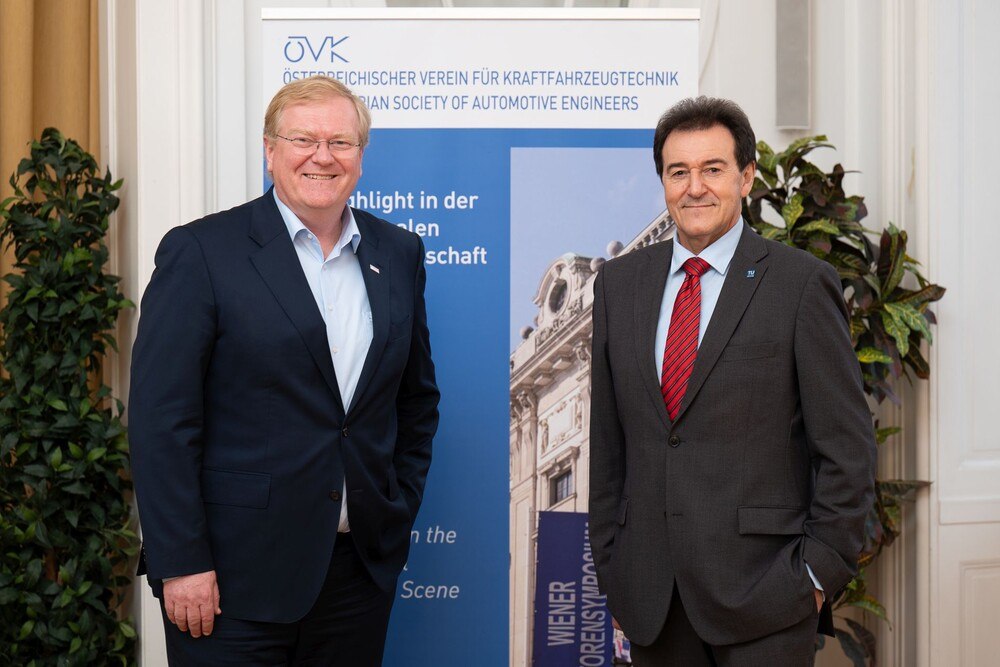 © ÖVK Ranger
Bosch Vorsitzender Stefan Hartung (l.) mit ÖVK Chef Bernhard Geringer.
Bosch Vorsitzender Stefan Hartung (l.) mit ÖVK Chef Bernhard Geringer.