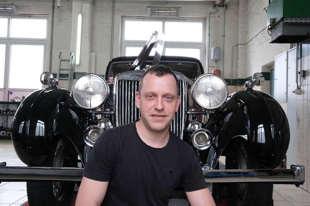 © Peter Seipel
Dominik Stöger ist Experte für historische Fahrzeuge aus den 1930er Jahren.
Dominik Stöger ist Experte für historische Fahrzeuge aus den 1930er Jahren.