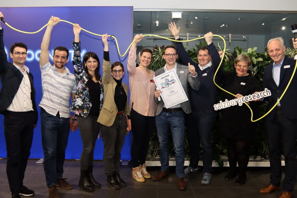 © Salzburg Research
Jury, Veranstalter und Preisträger des Open Innovation Wettbewerbs zum Thema Smartes Laden von E-Fahrzeugen: Guntram Preßmair (e7 energy innovation & engineering), Stefan Linecker (Salzburg Research), Sandra Schäfer (Salzburg AG), Lisa Wolf (Green Energy Lab), Diana Wieden-Bischof (Salzburg Research), Preisträger Andreas Schöfegger, Mario Grassl (Sustainable Earth Logic GmbH), Christine Scharinger (Scharinger Consulting e.U.), Siegfried Reich (Salzburg Research) (v.l.n.r.).
Jury, Veranstalter und Preisträger des Open Innovation Wettbewerbs zum Thema Smartes Laden von E-Fahrzeugen: Guntram Preßmair (e7 energy innovation & engineering), Stefan Linecker (Salzburg Research), Sandra Schäfer (Salzburg AG), Lisa Wolf (Green Energy Lab), Diana Wieden-Bischof (Salzburg Research), Preisträger Andreas Schöfegger, Mario Grassl (Sustainable Earth Logic GmbH), Christine Scharinger (Scharinger Consulting e.U.), Siegfried Reich (Salzburg Research) (v.l.n.r.).