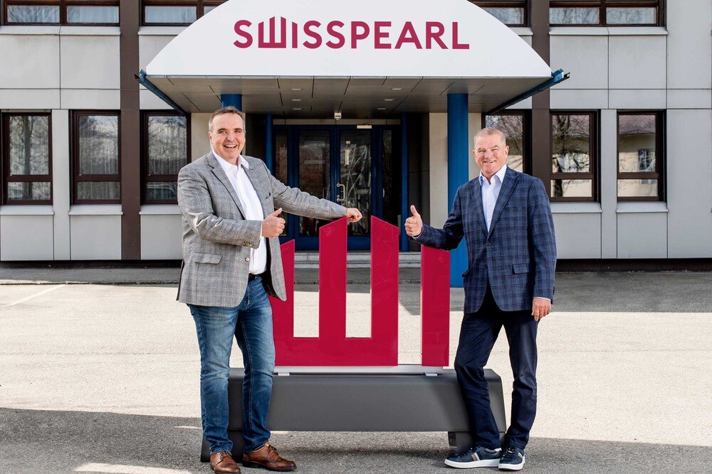 © Karin Lohberger Photography
Robert Pramendorfer, Geschäftsführer der Swisspearl Österreich GmbH (links), und Paul Schuler, Verwaltungsratspräsident der Swisspearl Group, vor dem neuen Firmenlogo.
Robert Pramendorfer, Geschäftsführer der Swisspearl Österreich GmbH (links), und Paul Schuler, Verwaltungsratspräsident der Swisspearl Group, vor dem neuen Firmenlogo.