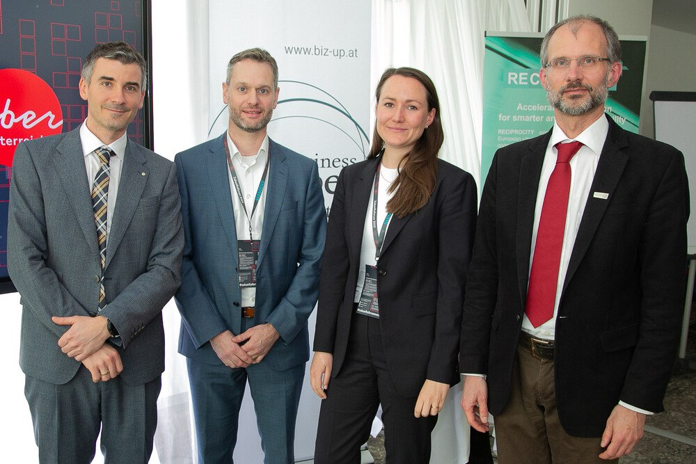 © Cityfoto/Roland Pelzl
Florian Danmayr (Manager Automobil-Cluster), Philipp Freischlag (HTL Steyr), Anna Grimm (Fraunhofer), Martin Beermann (Joanneum Research) (v.l.)
Florian Danmayr (Manager Automobil-Cluster), Philipp Freischlag (HTL Steyr), Anna Grimm (Fraunhofer), Martin Beermann (Joanneum Research) (v.l.)