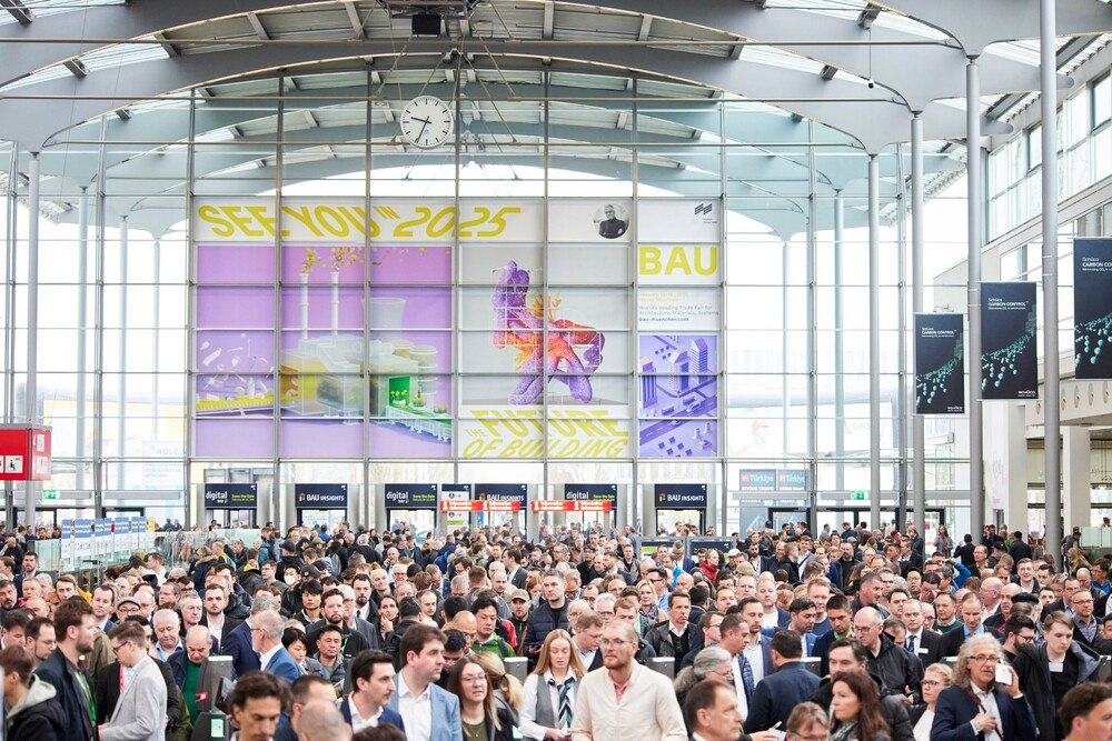 © Messe München
Gelungenes Comeback nach vier Jahren Messepause: Rund 190.000 Besucher*innen informierten sich zwischen 17. und 22. April auf der BAU über Neuheiten und Trends von 2.260 Ausstellern aus 49 Ländern.
Gelungenes Comeback nach vier Jahren Messepause: Rund 190.000 Besucher*innen informierten sich zwischen 17. und 22. April auf der BAU über Neuheiten und Trends von 2.260 Ausstellern aus 49 Ländern.