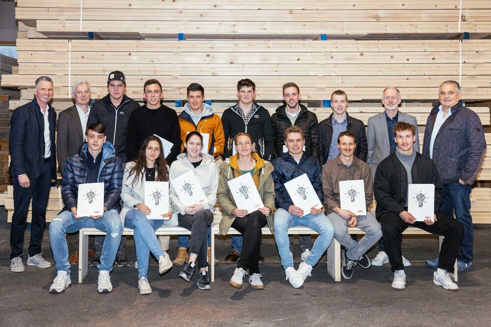 © Lisa Mathis
LIM Klaus Nenning, BIM Gerhard Spitzbart (beide links), Lehrlingswart Josef Schertler, Lehrlingswart-Stv. Karl Müller (beide rechts) sowie die Teilnehmer*innen, die für den Designwettbewerb ausgewählt wurden.
FGT Innung Vorarlberg April 2023