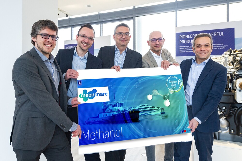 © Rolls Royce
Philipp Bobsin (Projektträger Jülich), Mathias Müller (Rolls-Royce Power Systems), Michael Willmann (Woodward L'Orange), Christian Reiser (WTZ) und Daniel Chatterjee (Rolls-Royce Power Systems) (v.l.).
Philipp Bobsin (Projektträger Jülich), Mathias Müller (Rolls-Royce Power Systems), Michael Willmann (Woodward L'Orange), Christian Reiser (WTZ) und Daniel Chatterjee (Rolls-Royce Power Systems) (v.l.).