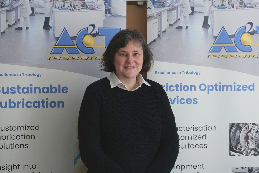 © Peter Seipel
Nicole Dörr, erfahrene Chemikerin und Kunststofftechnikerin, ist wissenschaftliche Leiterin des niederösterreichischen Schmierstoff-Kompetenzzentrums AC2T.
Nicole Dörr, erfahrene Chemikerin und Kunststofftechnikerin, ist wissenschaftliche Leiterin des niederösterreichischen Schmierstoff-Kompetenzzentrums AC2T.