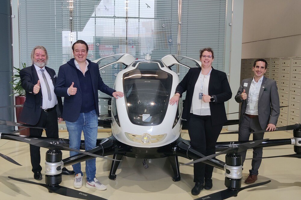 © Business Upper Austria
Uwe Breitschopf (Linz AG), Andreas Perotti (FACC), Doris Straub (Automobil-Cluster), Michael Nikowitz (BMK) mit der Taxidrohne bei FACC in Ried im Innkreis (v.l.).
Uwe Breitschopf (Linz AG), Andreas Perotti (FACC), Doris Straub (Automobil-Cluster), Michael Nikowitz (BMK) mit der Taxidrohne bei FACC in Ried im Innkreis (v.l.).