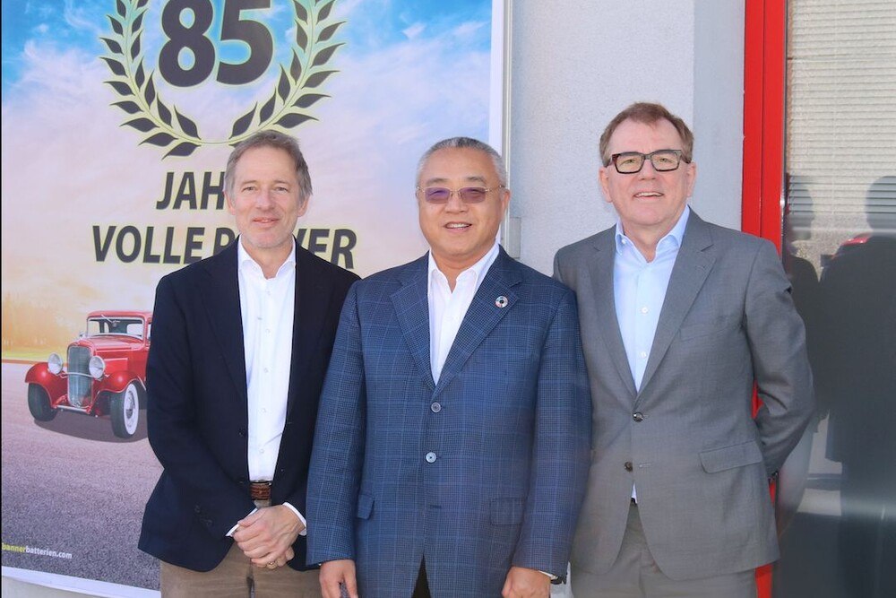 © Banner
Thomas Bawart, Dong Li und Andreas Bawart (v.l.) bei einem Werksbesuch in der Firmenzentrale Banner in Leonding.
Thomas Bawart, Dong Li und Andreas Bawart (v.l.) bei einem Werksbesuch in der Firmenzentrale Banner in Leonding.