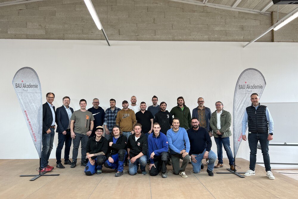 © Schlossmarketing
Von links: Tirols Landesinnungsmeister Hans-Peter Springsinsfeld, Berufsgruppensprecher Gerhard Michalek und Bauakademie-Leiter Mario Erhard (rechts außen) mit den erfolgreichen Teilnehmern des Lehrgangs für das Ausbildungsprofil Bauwerksabdichter.
Von links: Tirols Landesinnungsmeister Hans-Peter Springsinsfeld, Berufsgruppensprecher Gerhard Michalek und Bauakademie-Leiter Mario Erhard (rechts außen) mit den erfolgreichen Teilnehmern des Lehrgangs für das Ausbildungsprofil Bauwerksabdichter.
