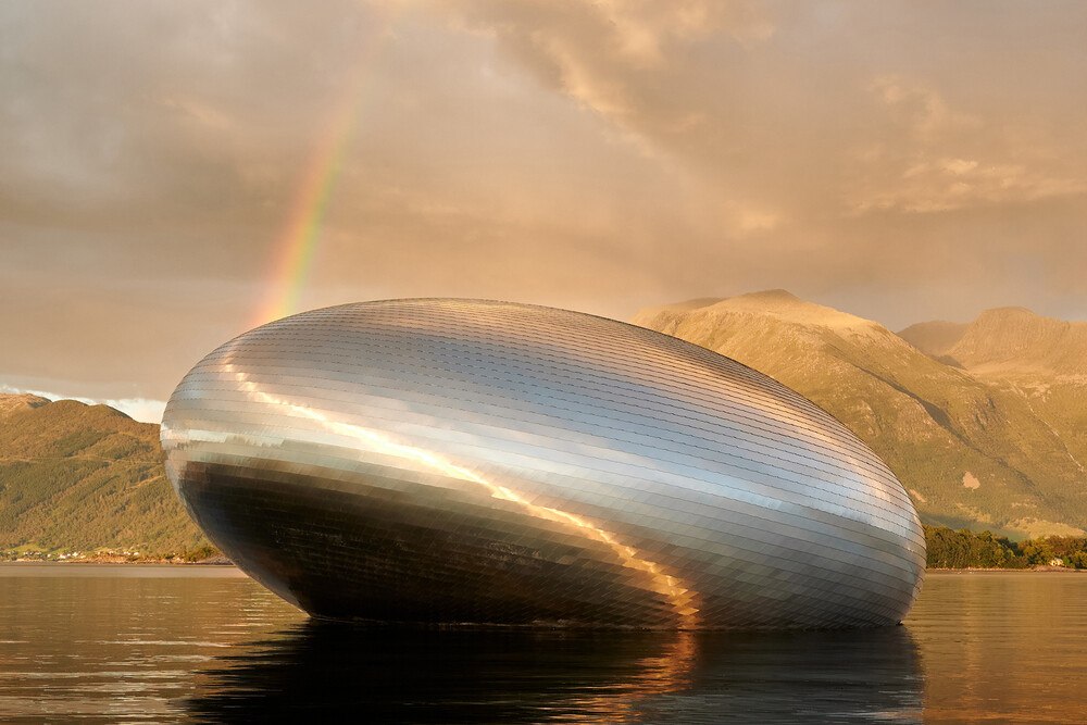 © Tobias L Torjus
Eine der größten, schwimmenden Kunstinstallationen der Welt, das im September 2022 im Hardangerford eröffnete "Salmon Eye", befindet sich in Norwegen.
Eine der größten, schwimmenden Kunstinstallationen der Welt, das im September 2022 im Hardangerford eröffnete "Salmon Eye", befindet sich in Norwegen.