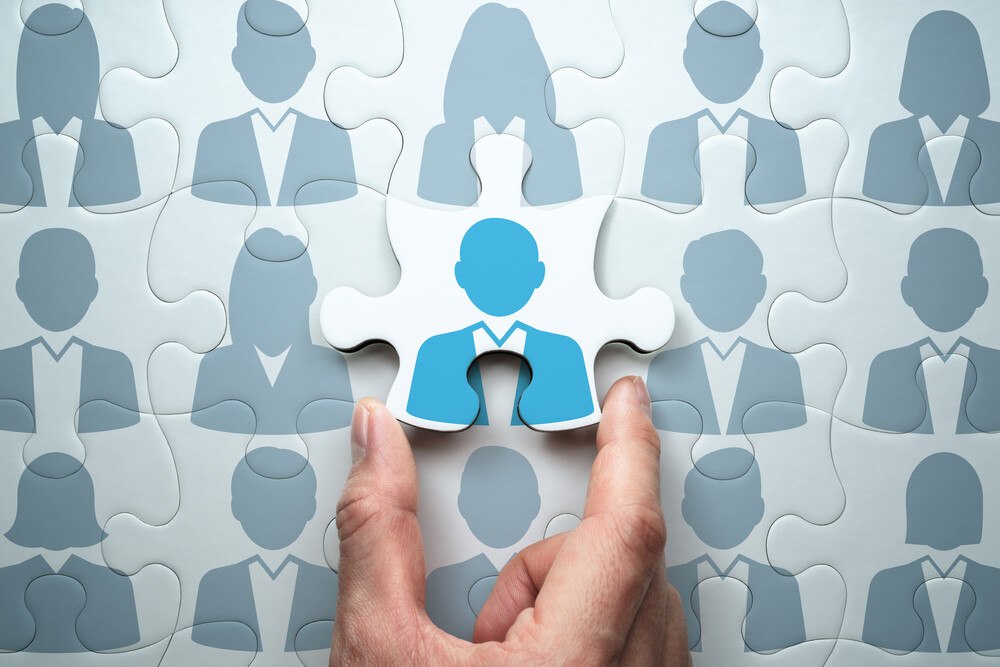 © tadamichi/istock/gettyimagesplus
Puzzle, dessen Teile die Umrisse von Personen zeigen.
Ein Puzzle, dessen einzelne Stücke Umrisse von Personen zeigen