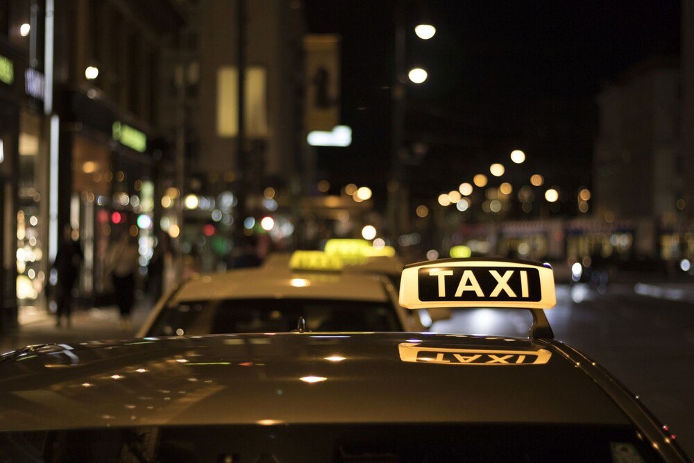 © iStock / Getty Images Plus / MichaelGray Taxi in Wien, abends