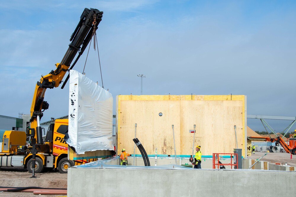 © Metsä
Durch den Einsatz des natürlichen, ökologischen Baustoffs und die Substitution anderer Materialien entstehen Elemente und Gebäude, die mit einem hohen Vorfertigungsgrad und damit einer kurzen Bauzeit auf der Baustelle realisiert werden können.
Durch den Einsatz des natürlichen, ökologischen Baustoffs und die Substitution anderer Materialien entstehen Elemente und Gebäude, die mit einem hohen Vorfertigungsgrad und damit einer kurzen Bauzeit auf der Baustelle realisiert werden können.