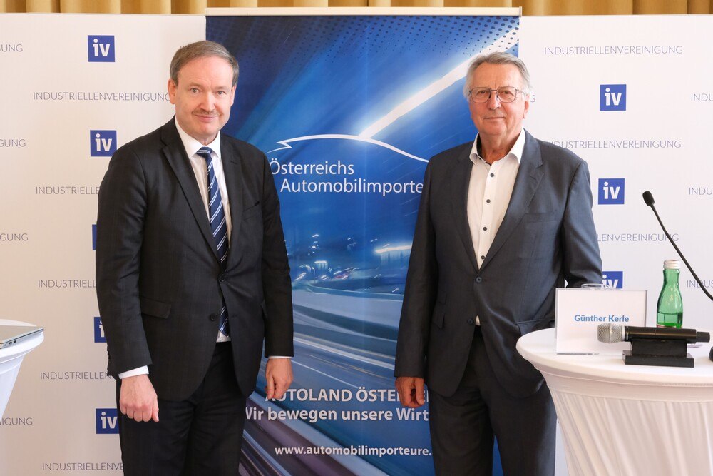 © Peter Seipel
Christian Helmenstein (Economica Institut) und Günther Kerle (Sprecher der österreichischen Automobilimporteure) (v.l.) sprachen über die Zukunft des Autolandes Österreich.
Christian Helmenstein (Economica Institut) und Günther Kerle (Sprecher der österreichischen Automobilimporteure) (v.l.) sprachen über die Zukunft des Autolandes Österreich.
