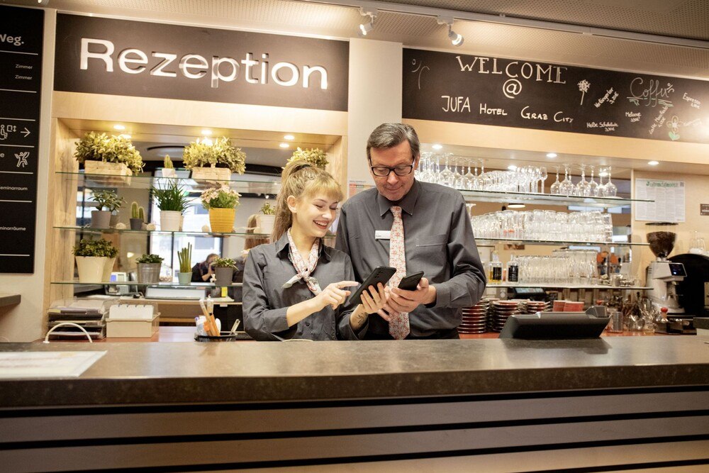 © cycoders Um bestehende Mitarbeitende zu binden und zu motivieren, setzen immer mehr Betriebe auf die digitale interne Kommunikation per Mitarbeiter-App.
