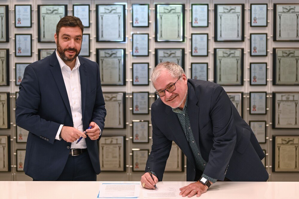 © Mahle
Georges Mourad, Director Global Service Solutions bei Mahle Aftermarket (l.) und Will Sampson, President of Midtronics (r.), unterzeichnen das Memorandum of Understanding.
Georges Mourad, Director Global Service Solutions bei Mahle Aftermarket (l.) und Will Sampson, President of Midtronics (r.), unterzeichnen das Memorandum of Understanding.